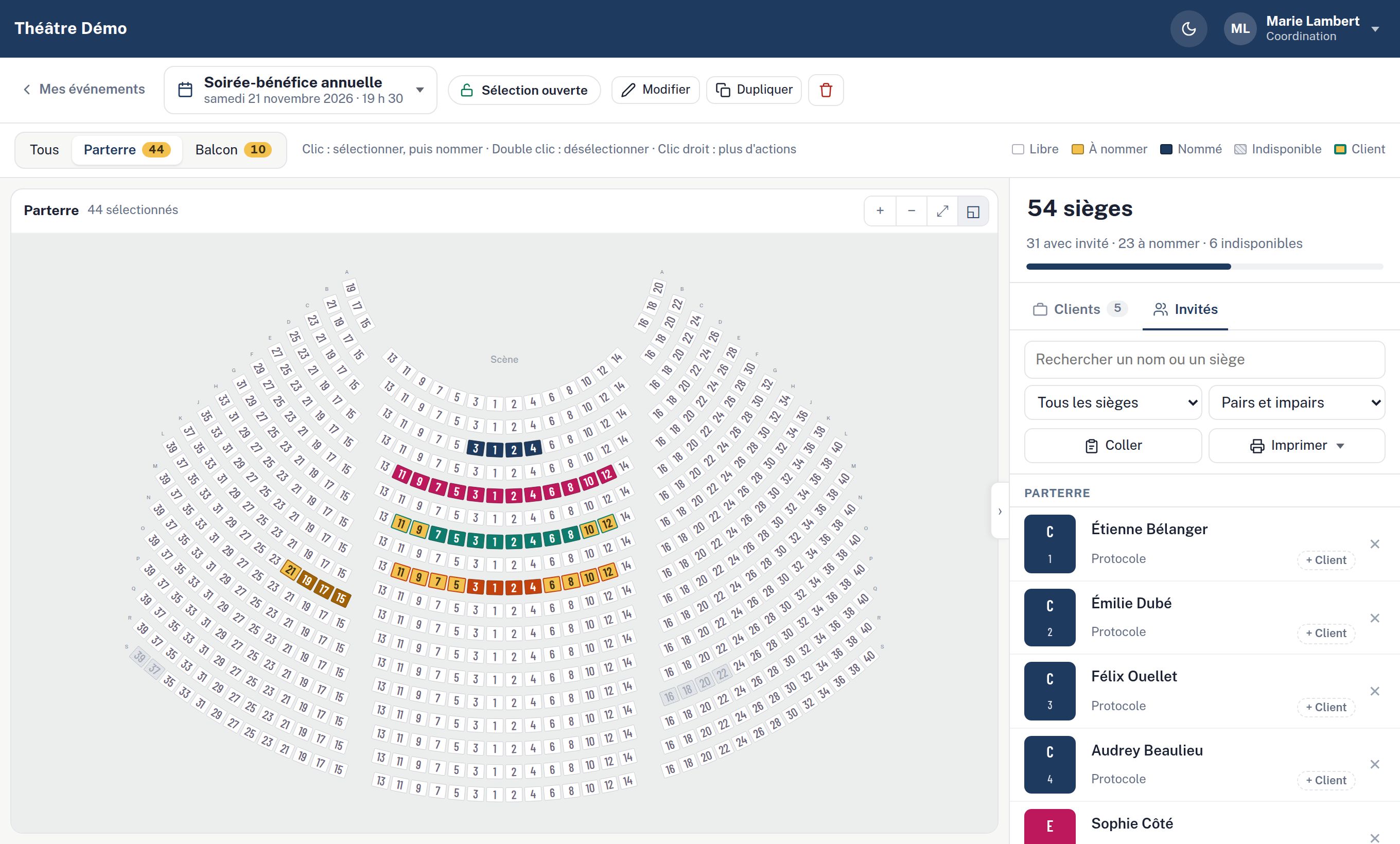 Le plan d'une salle dans Lockseat : sièges des partenaires en couleur, liste des invités à droite